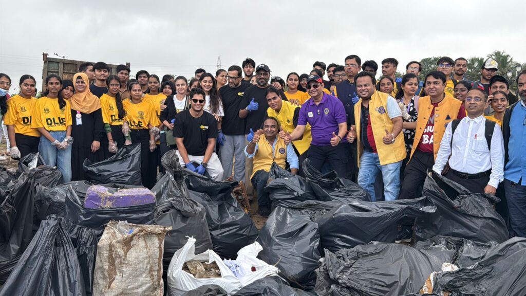 ‘मेगा क्लिन अप ड्राइव्ह’मध्ये वडापाव’ टीमचा सहभाग