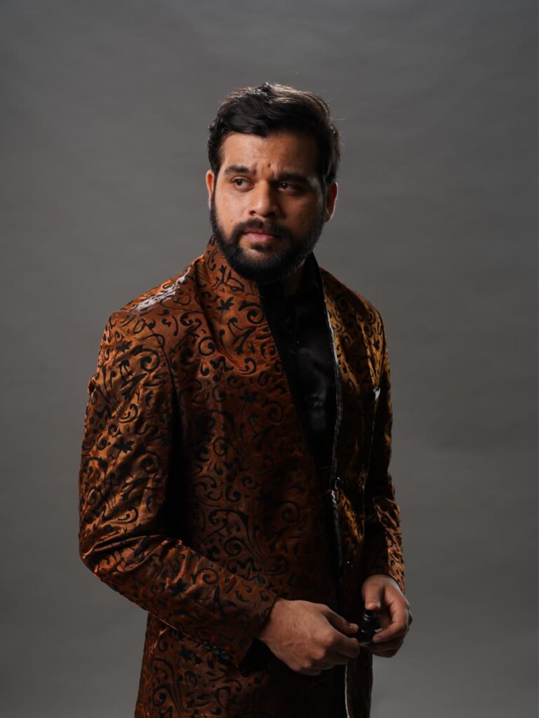 ‘बोलविता धनी’: हृषिकेश जोशींच्या लेखणीतील नव्या नाटकासाठी क्षितीश दाते सज्ज!